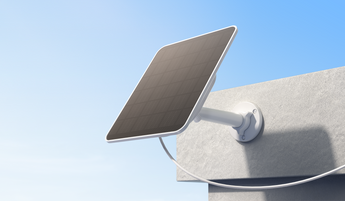 白色 Reolink Solar Panel 2S 裝喺戶外牆身,連電線